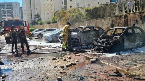 Daños en una calle de Ashkelon tras un ataque con cohetes. 