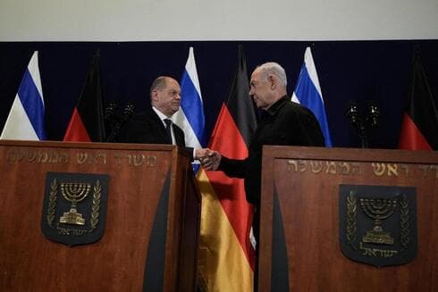 El canciller alemán y el primer ministro israelí se saludan en la conferencia de prensa que ambos brindaron en medio de la guerra. (Reuters) El canciller alemán y el primer ministro israelí se saludan en la conferencia de prensa que ambos brindaron.