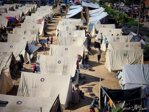 Los palestinos debieron abandonar sus hogares y alojarse en tiendas instaladas por la ONU. (Reuters) Tiendas de campaña de la ONU para desplazados palestinos.