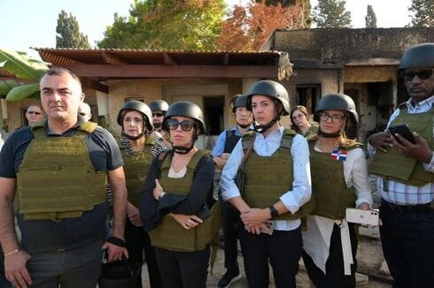 Algunos de los embajadores que visitaron la aldea. 