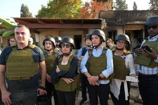 Algunos de los embajadores que visitaron la aldea. 