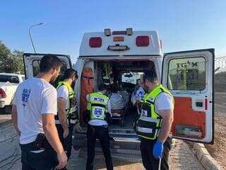 Personal de ZAKA en servicio cerca de la Franja de Gaza. 