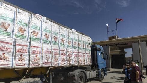 La ayuda humanitaria entra a Gaza por el cruce de Rafah. 