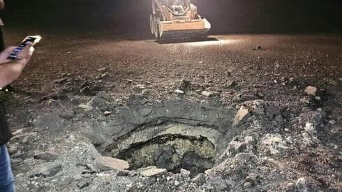 Un cráter causado por un ataque aéreo contra el aeropuerto de Alepo.