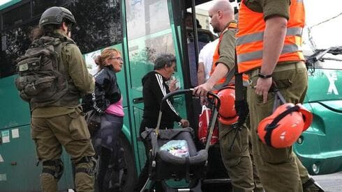 Habitantes de Kiryat Shmona suben a los autobuses que les llevarán a un lugar seguro lejos de los combates en la frontera libanesa.