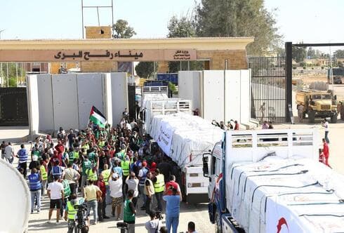 Un convoy de ayuda humanitaria entra en Gaza por el paso fronterizo de Rafah.