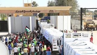 Un convoy de ayuda humanitaria entra en Gaza por el paso fronterizo de Rafah.