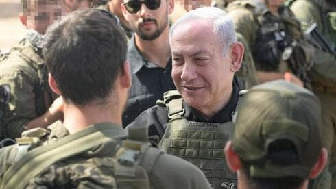 El primer ministro Benjamin Netanyahu con fuerzas especiales en la frontera con Líbano.