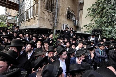 Crece el número de judíos ortodoxos que buscan alistarse en las FDI tras el estallido de la guerra. (Ynet) Crece el número de judíos ortodoxos que buscan alistarse en las FDI tras el estallido de la guerra.