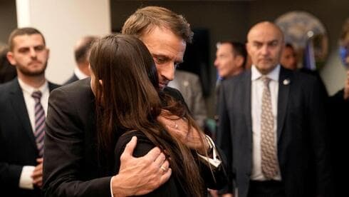 El presidente francés, Emmanuel Macron, visita a familiares de desaparecidos por Hamás.