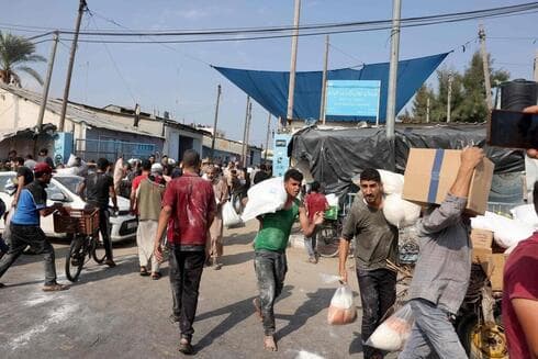 Residentes de Gaza toman provisiones de los almacenes de la UNRWA.