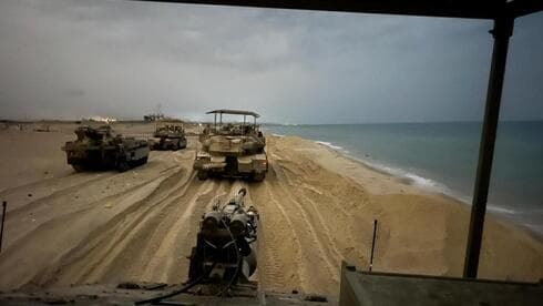 Tropas de las FDI se agrupan en la costa de Gaza.