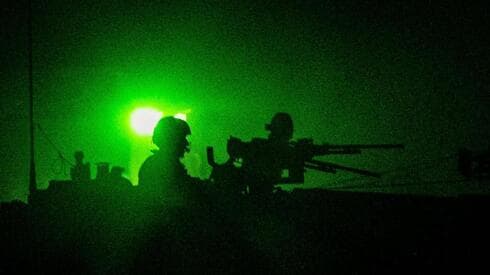 Tropas de las FDI operan por la noche dentro de Gaza.