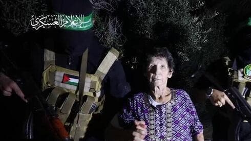 La bandera de la Autoridad Palestina en el chaleco del captor de una israelí por parte de Hamás. (Captura de video) Lifshitz liberada del cautiverio de Hamás.