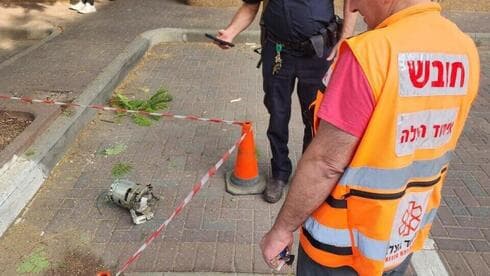 Fragmento de un cohete que cayó en Tel Aviv.