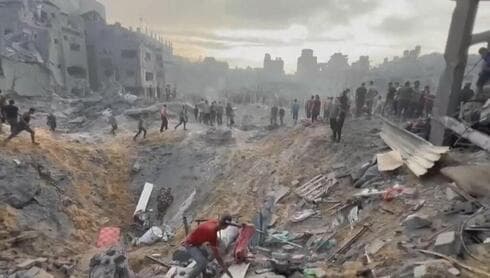 Vista del cráter en Jabaliya tras el ataque israelí. 