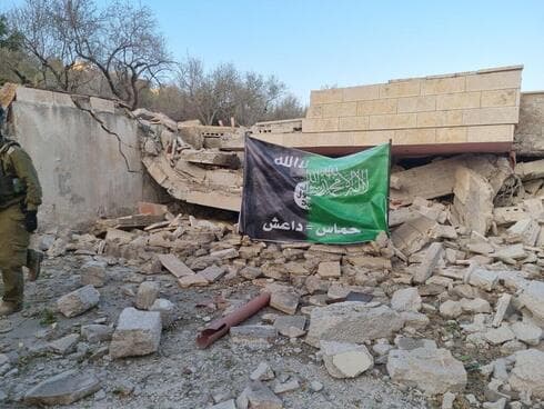 Cartel "Hamás=ISIS" en árabe sobre los escombros de la casa del dirigente de Hamás Salah al Arouri en el norte de Cisjordania. (Ynet) Cartel "Hamás=ISIS" en árabe sobre los escombros de la casa del dirigente de Hamás Salah al Arouri en el norte de Cisjordania.