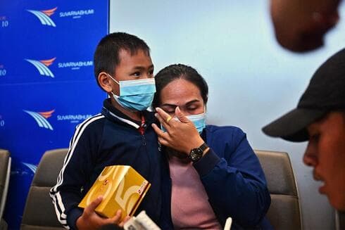 Familias de trabajadores tailandeses procedentes de Israel esperándolos en el aeropuerto internacional de Bangkok. (AFP) Familias de trabajadores tailandeses procedentes de Israel esperándolos en el aeropuerto internacional de Bangkok.