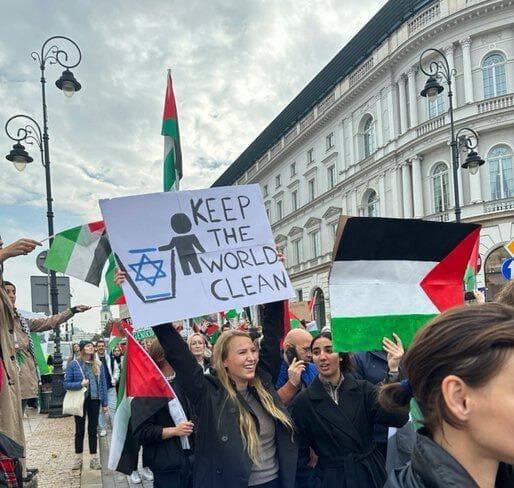 Un cartel antisemita durante una manifestación en Polonia.