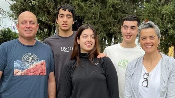 Cabo Rotem Kotz (centro) y su familia. 