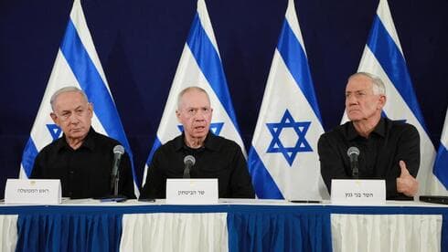 El primer ministro Benjamín Netanyahu; el ministro de Defensa, Yoav Gallant, y el ministro de Gobierno, Benny Gantz. 
