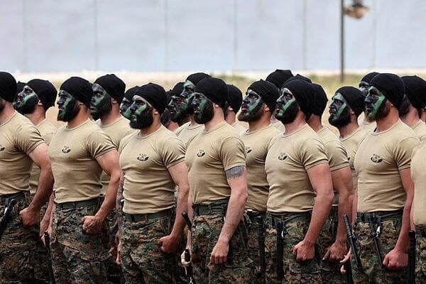 Combatientes libaneses de Hezbolá desfilan durante una visita de prensa en la localidad de Aaramta, en el sur de Líbano, el 21 de mayo de 2023, antes del aniversario de la retirada israelí de Líbano.