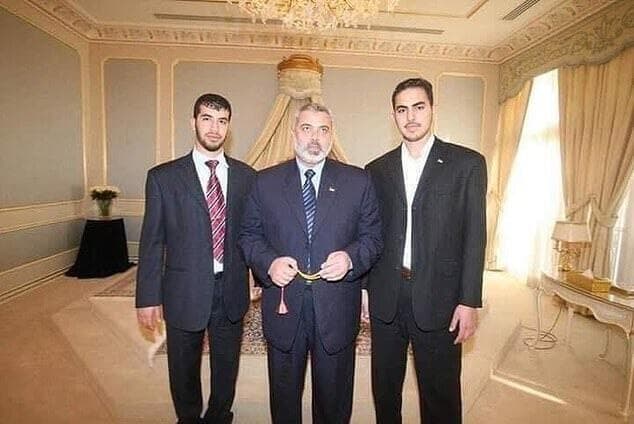 Haniyeh y dos de sus hijos en un hotel de lujo. 