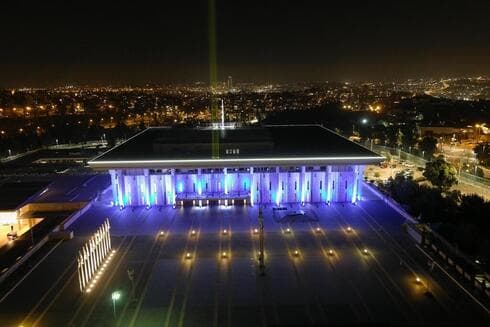 La Knesset cuando homenajeó a las víctimas y secuestrados por Hamás desde el 7 de octubre. (Ynet) La Knesset encendió velas en homenaje a las víctimas y secuestrados por Hamás desde el 7 de octubre.