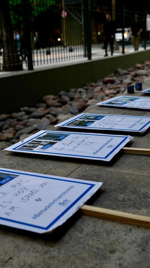 Carteles escritos por los asistentes. 