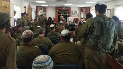 Tropas de las FDI en la sinagoga Ahavat Yisrael en el kibutz Be'eri 