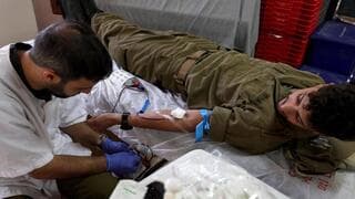 Un israelí dona sangre en el centro Magen David Adom, en el Kibbutz Mahanaim, al norte de Israel. 