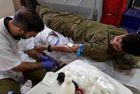Un israelí dona sangre en el centro Magen David Adom, en el Kibbutz Mahanaim, al norte de Israel. (EPA/ATEF SAFADI) Un israelí dona sangre en el centro Magen David Adom, en el Kibbutz Mahanaim, al norte de Israel.