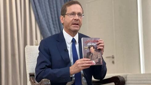 Herzog con el libro "Mein Kampf" encontrado en Gaza.