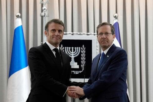 Macron y Herzog.