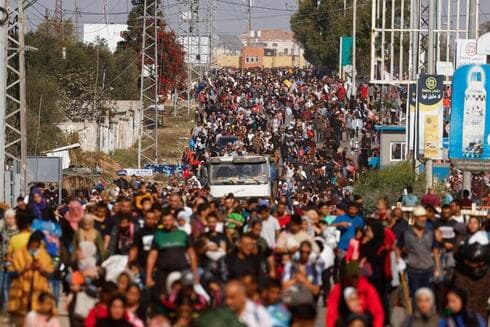 Civiles palestinos abandonan el norte de la Franja y evacuan hacia el sur. 