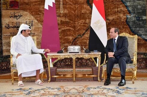 El presidente egipcio al-Sisi recibe al emir de Qatar en El Cairo.