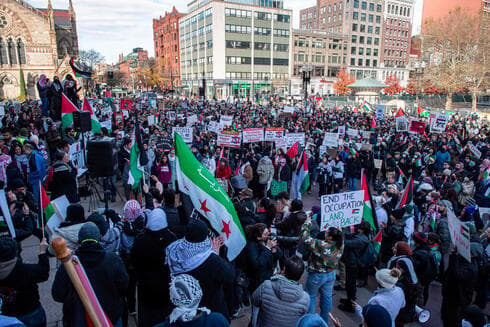 Protesta propalestina en Boston: se observa la bandera de la oposición siria