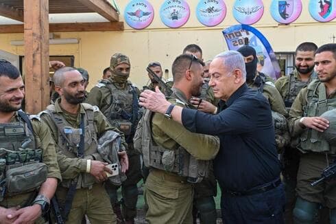 Netanyahu este lunes visitando a tropas en aldeas beduinas.