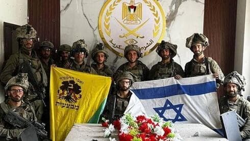 Combatientes Golani, en el cuartel general de la policía militar de Hamás. 