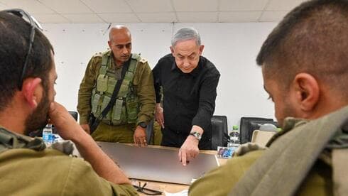Benjamín Netanyahu en una base militar al sur de Israel.