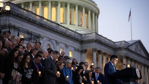 Vigilia bipartidista con velas con miembros del Congreso para conmemorar un mes desde los ataques terroristas de Hamás en Israel (Foto: Drew Angerer / Getty Images) Vigilia bipartidista con velas con miembros del Congreso para conmemorar un mes desde los ataques terroristas de Hamás en Israel