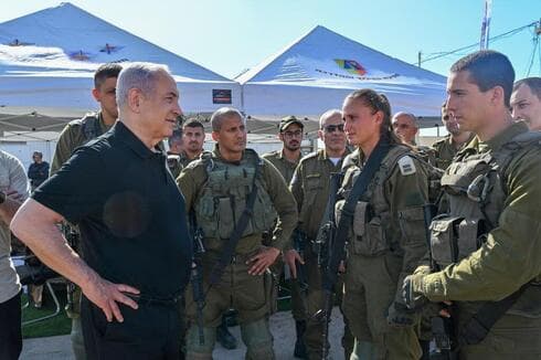 Netanyahu, este miércoles, con tropas de las FDI.