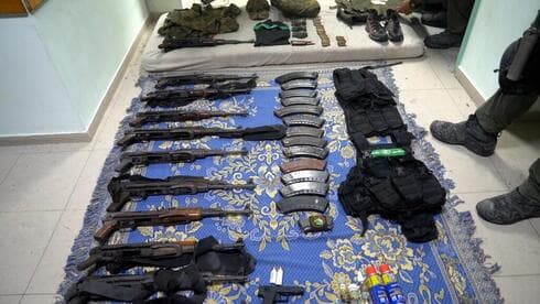 Las armas encontradas dentro del hospital Shifa en Gaza.