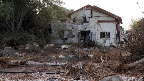 Una casa dañada por terroristas de Hamás, en el Kibbutz Be'eri. (Reuters/Ronen Zvulun) Una casa dañada por terroristas de Hamás, en el Kibbutz Be'eri.