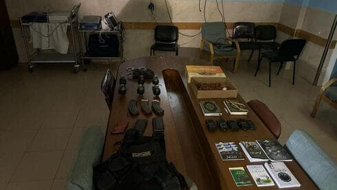 Las armas encontradas dentro del hospital Shifa en Gaza.