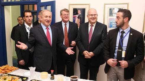 El Primer Ministro israelí, Benjamín Netanyahu, visita la Embajada Cristiana Internacional en Jerusalem para la Navidad de 2016. (Cortesía ICEJ) El Primer Ministro israelí, Benjamín Netanyahu, visita la Embajada Cristiana Internacional en Jerusalén para la Navidad de 2016.