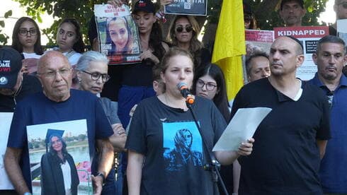 Adi, este jueves, hablando junto a quienes marchan de Tel Aviv a Jerusalem exigiendo el regreso de los cautivos por Hamás. (Tomer Shunam Halevi) Adi, este jueves, hablando junto a quienes marchan de Tel Aviv a Jerusalem exigiendo el regreso de los cautivos por Hamás.