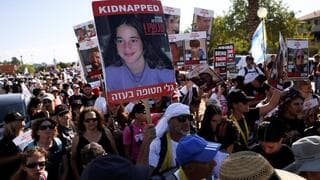 Cientos de israelíes marcha hacia la capital, y se detuvieron en el camino para consolar a los dolientes en la casa de la familia Marciano en Modi'in.