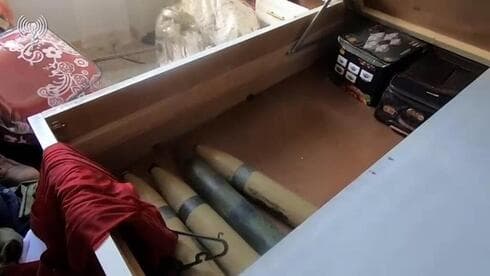 Armas pesadas debajo de la cama de una niña en la Franja de Gaza. (Portavoz de las FDI) Armas pesadas debajo de la cama de una niña en la Franja de Gaza.