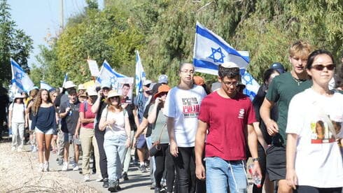 Cientos de israelíes marcha hacia la capital, y se detuvieron en el camino para consolar a los dolientes en la casa de la familia Marciano en Modi'in. (Tomer Shunam Halevi) Cientos de israelíes marcha hacia la capital, y se detuvieron en el camino para consolar a los dolientes en la casa de la familia Marciano en Modi'in.